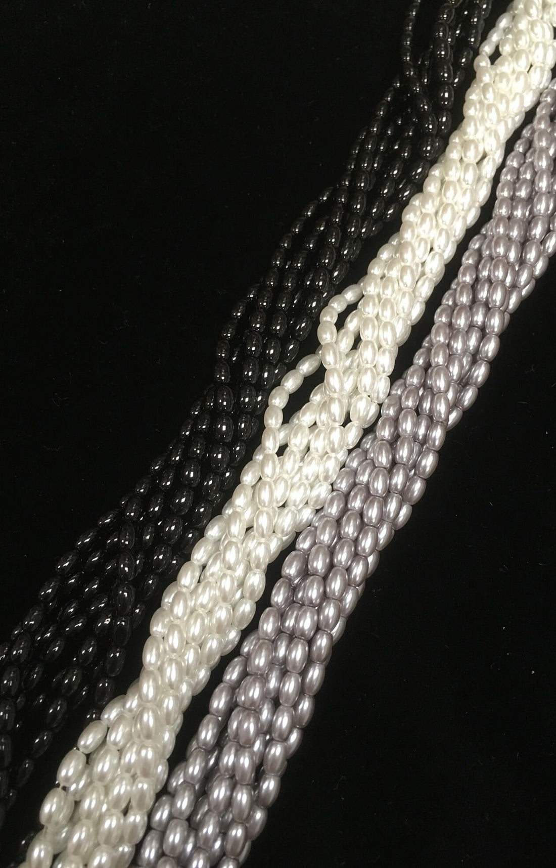 Glass Rice Pearl 6x4mm 3-strands "Black & White"